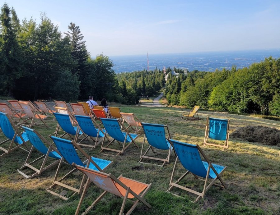 Na polanie stanie gigantyczny ekran. Po zmroku czeka nas plenerowe kino pod gwiazdami - foto