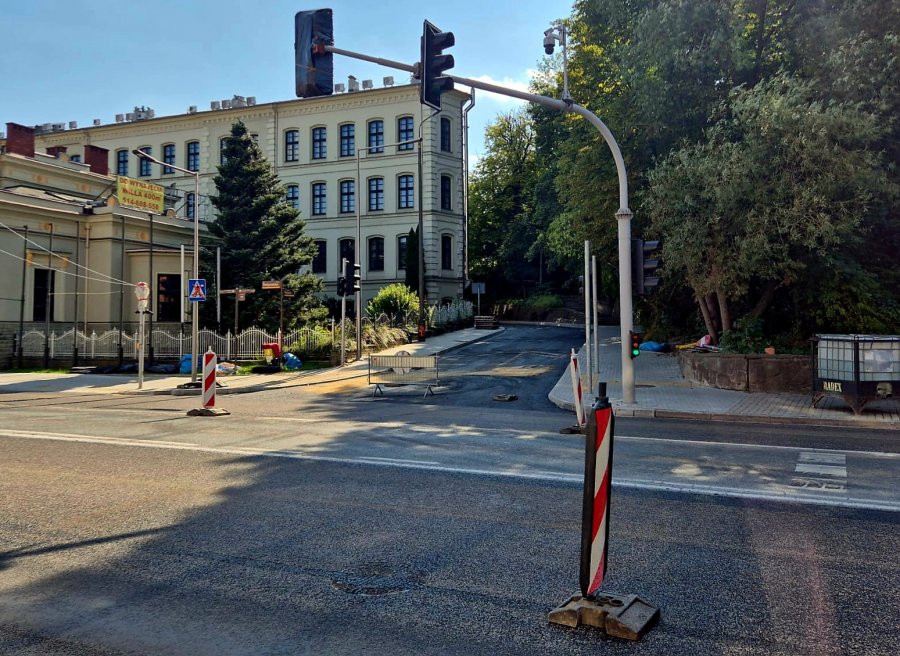 Zmiany w organizacji ruchu przy ruchliwym skrzyżowaniu. Deweloper rozbudowuje układ drogowy - foto