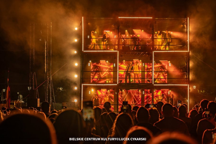Plac znów tętnił artystycznym życiem. To było taneczne show w dziesięciu sześcianach - foto
