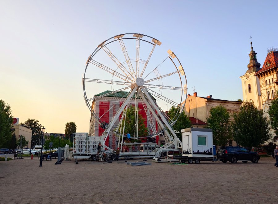 Ruszył montaż nowej atrakcji na placu. Będzie miała ponad 20 metrów i postoi dwa tygodnie - foto