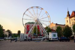 Ruszył montaż nowej atrakcji na placu. Będzie miała ponad 20 metrów i postoi dwa tygodnie - foto