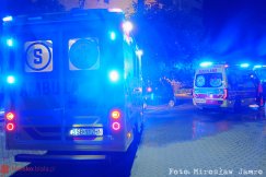 Wyniósł sąsiadkę z płonącego mieszkania w wieżowcu! Trzy osoby zabrane do szpitala - foto