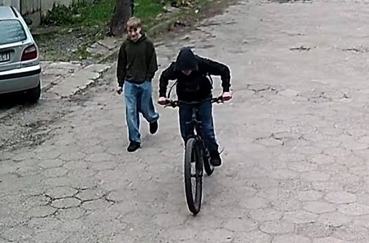 Akt wandalizmu w centrum Bielska-Białej. Policja publikuje wizerunki podejrzanych - foto