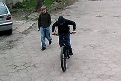 Akt wandalizmu w centrum Bielska-Białej. Policja publikuje wizerunki podejrzanych - foto