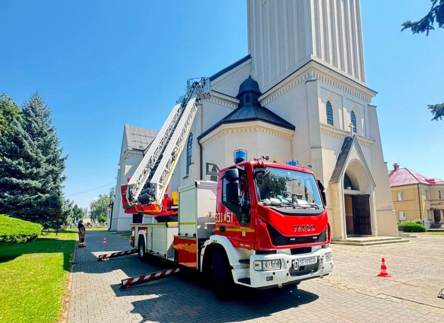 Na nich zawsze można polegać. Nietypowa interwencja strażaków na terenie bielskiej parafii - foto