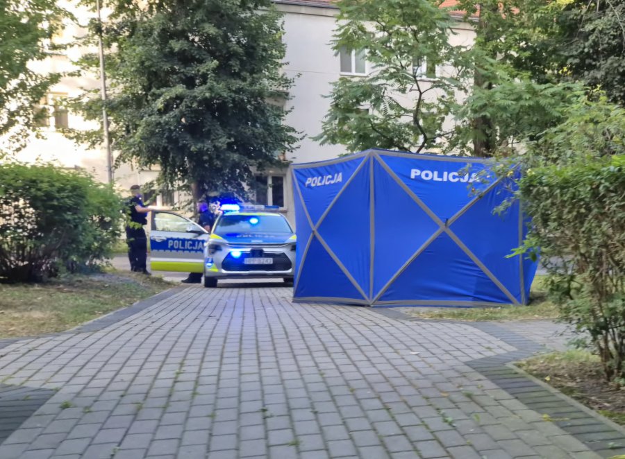 Zwłoki ujawnione na bielskim osiedlu. Miejsce zdarzenia zabezpiecza patrol policji - foto
