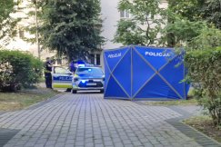 Zwłoki ujawnione na bielskim osiedlu. Miejsce zdarzenia zabezpiecza patrol policji - foto