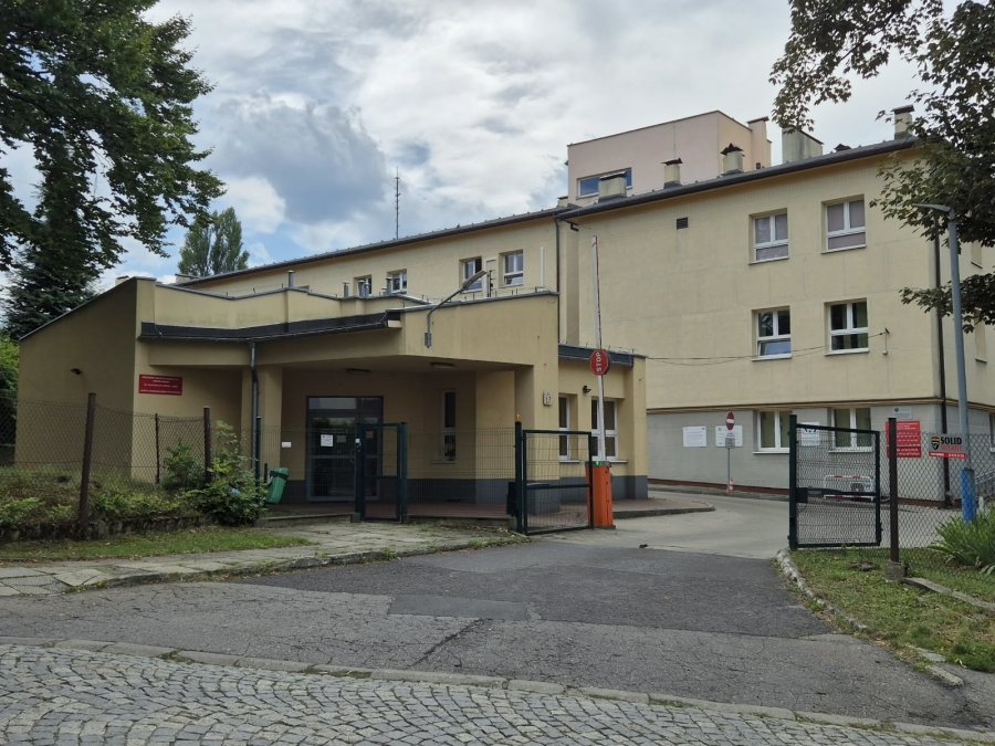 Placówka szykuje się do wymiany system parkingowego. Szlaban z kamerami zastąpi portiera