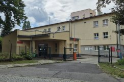Placówka szykuje się do wymiany system parkingowego. Szlaban z kamerami zastąpi portiera