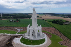 Zwolnią część załogi, ale zbudował gigantyczny pomnik. To najwyższa Matka Boska w całej Europie
