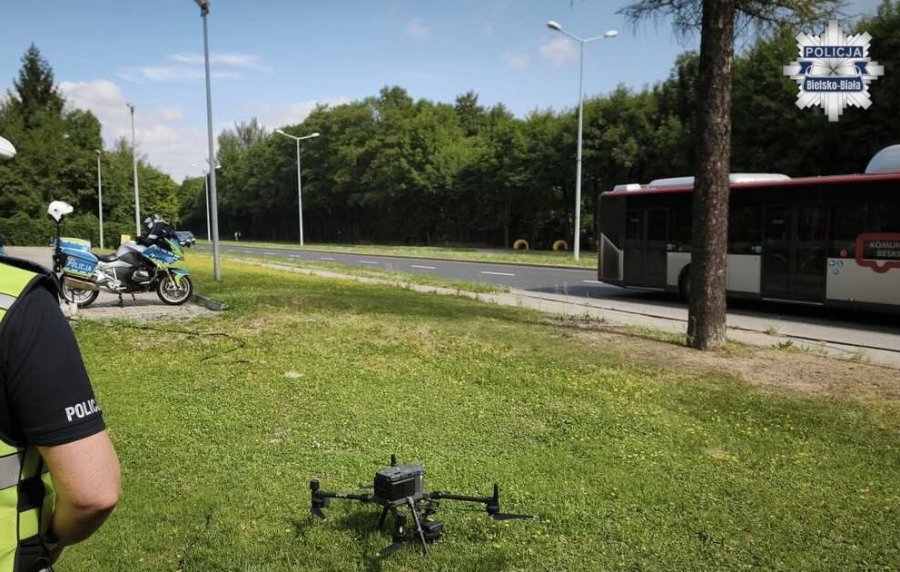 Dron monitorował skrzyżowania i przejścia. Posypały się mandaty za łamanie przepisów - foto