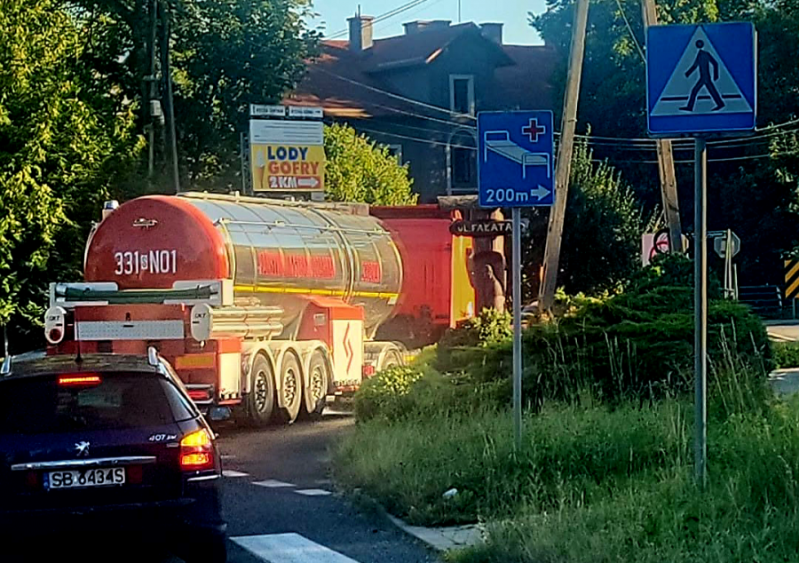 Kryzys wodny w sąsiedniej miejscowości. Strażacka cysterna dowozi wodę z bielskiej spółki - foto