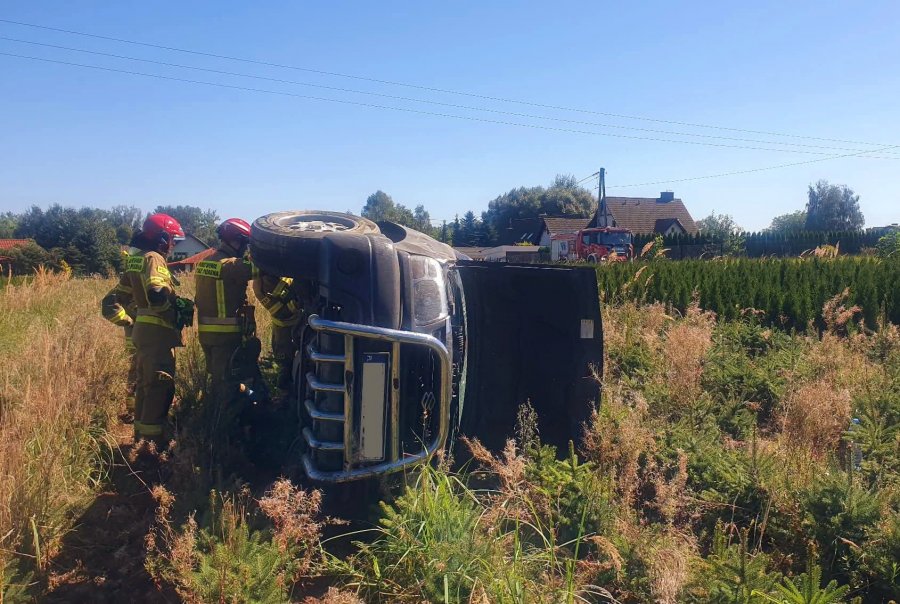 Zderzenie dwóch aut, jedno wylądowało na boku. 70-latek trafił do szpitala na badania - foto