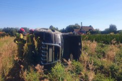 Zderzenie dwóch aut, jedno wylądowało na boku. 70-latek trafił do szpitala na badania - foto