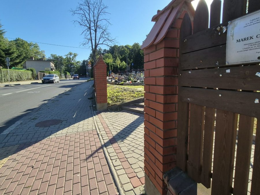Brutalny rozbój w bramie cmentarza. 80-latki napadnięte i poturbowane przez młodych bandytów - foto