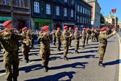 Awanse, odznaczenia i pożegnanie majora kapelana. Była defilada i pokaz sprzętu - foto i film