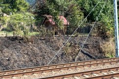 Groźny pożar skarpy przy torach. Bezmyślność mogła doprowadzić do tragedii - foto