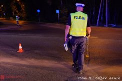 Położył motocykl i uniknął zderzenia z samochodem. Młodego mężczyznę zabrano do szpitala - foto