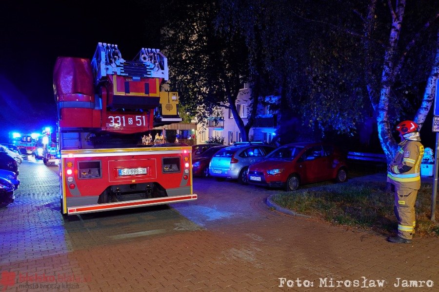 Zadymienie w bloku na osiedlu. Spał w fotelu tak twardo, że nie obudziła go interwencja służb