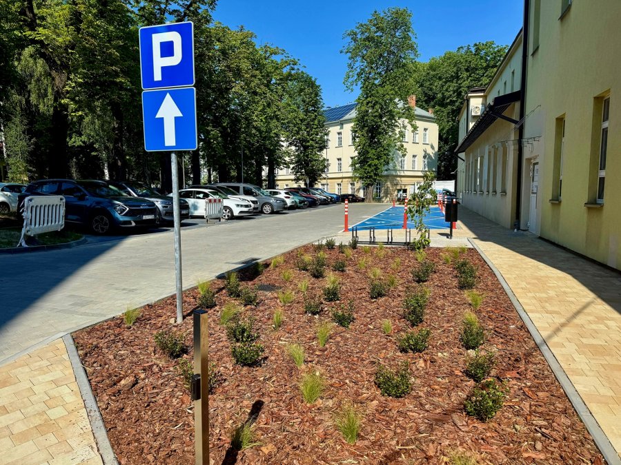 Nowy parking, alejki i koniec udręki dla pacjentów. To miejsce zmieniło się nie do poznania - foto