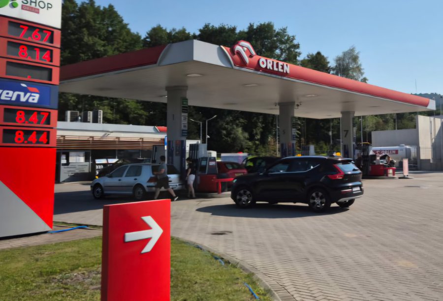 Przyszedł na stację benzynową i zaczął rozlewać paliwo z dystrybutora. 40-latek był pijany