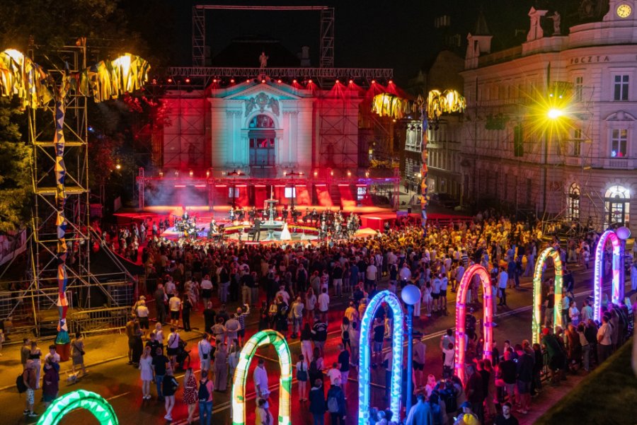 Rowerowe szaleństwo, zamkowe tajemnice i legendarny koncert. Przed nami trzeci weekend atrakcji