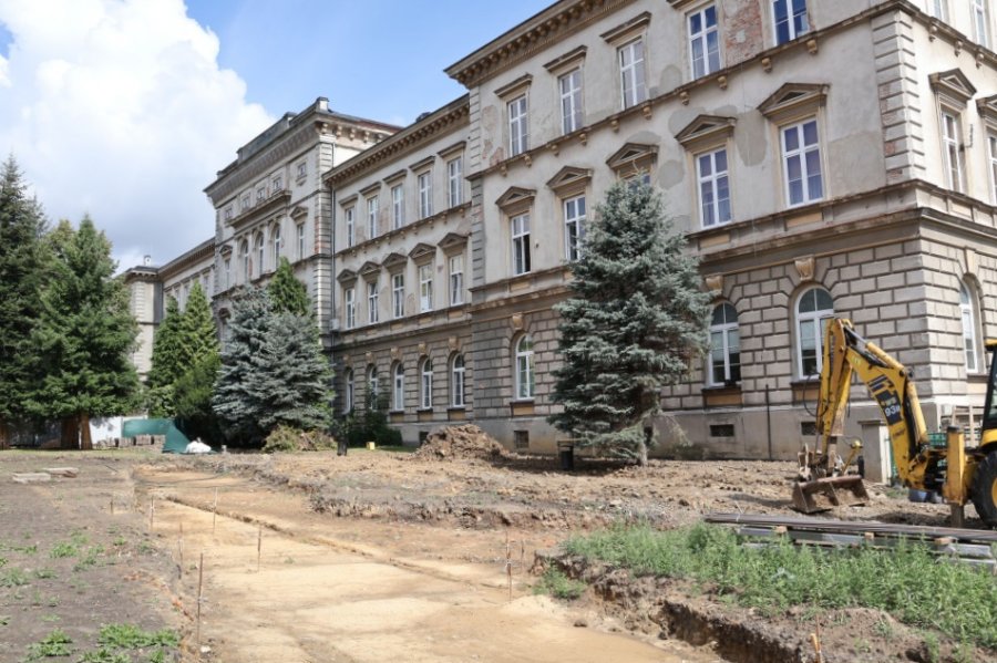 Więcej zieleni i popiersie twórcy bialskiej fabryki. Tak skwer będzie wyglądał jesienią - foto