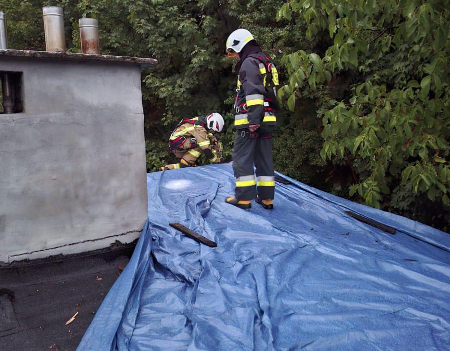 Wiszące deski nad wejściem i uszkodzony dach. Popołudniowa nawałnica wyrządziła straty - foto
