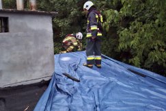 Wiszące deski nad wejściem i uszkodzony dach. Popołudniowa nawałnica wyrządziła straty - foto