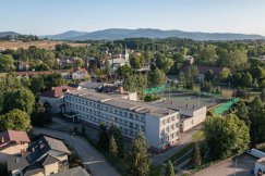 Słowo się rzekło. Zapłacił za znieważenie urzędnika, ten przekazał pieniądze na rzecz szkoły - foto