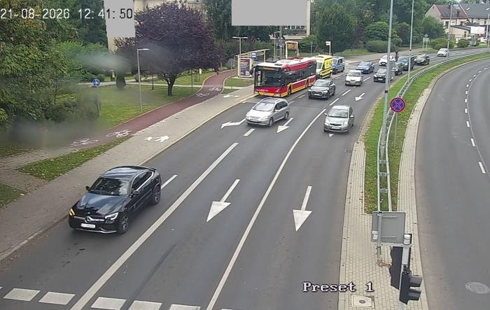 Gwałtownie zahamował przez manewr osobówki. Doszło do wypadku z udziałem autobusu - foto