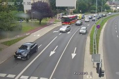 Gwałtownie zahamował przez manewr osobówki. Doszło do wypadku z udziałem autobusu - foto