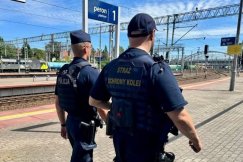 Leżał na torach kolejowych, później zaatakował interweniujący patrol. Wydmuchał blisko dwa promile