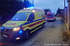 Tragedia na drodze. Leżał nieprzytomny z urazem głowy, przyczynę śmierci ustali sekcja zwłok