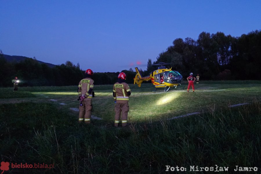 Doznał urazu głowy, został przetransportowany do Bielska-Białej. W akcji sześć zastępów i śmigłowiec - foto