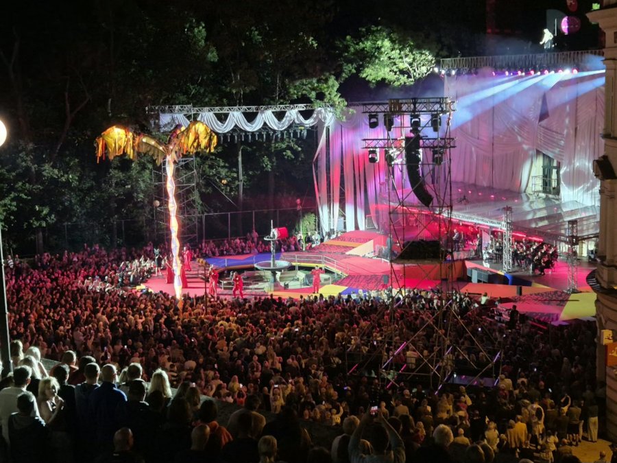 Koncert w oknie znów zachwycił. Niesamowita scenografia i największe przeboje ZDJĘCIA