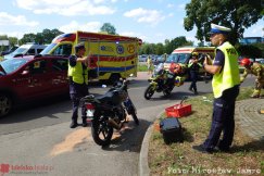 Zderzenie motoroweru z samochodem. Dwie osoby poszkodowane przewiezione do szpitala - foto