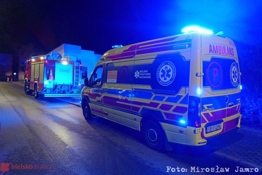 Nocna akcja służb w wieżowcu. Udzielili pomocy żonie obłożnie chorego mężczyzny - foto