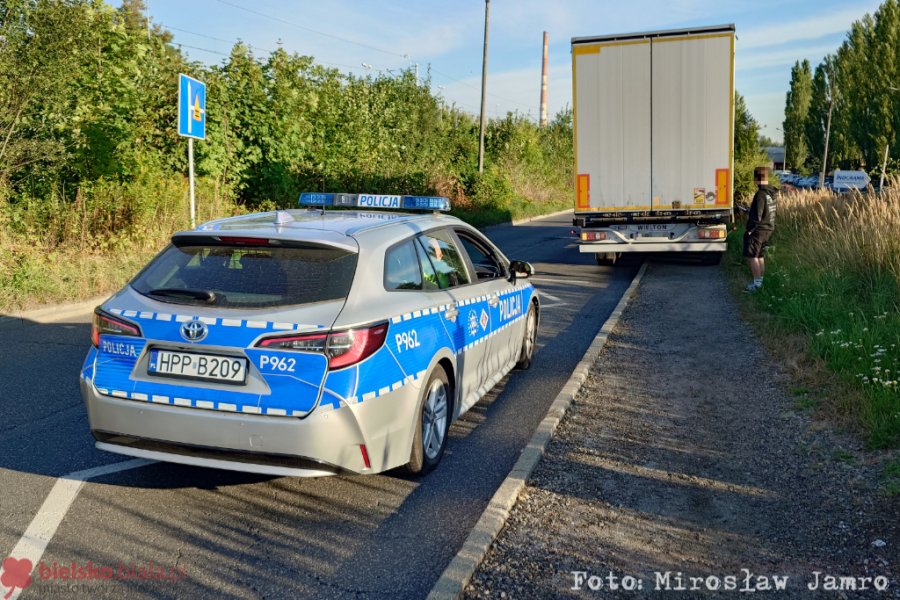 Zdarzenie drogowe z udziałem motocykla. Pasażerka pośladkami uderzyła w ciężarówkę - foto