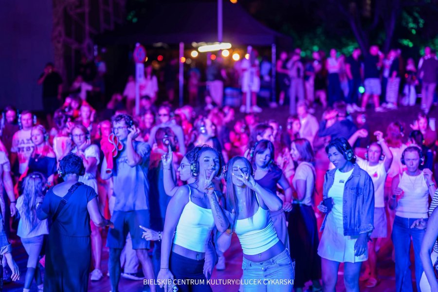 Silent disco rozruszało miasto, a to dopiero początek. Wieczorem czeka nas monumentalne widowisko
