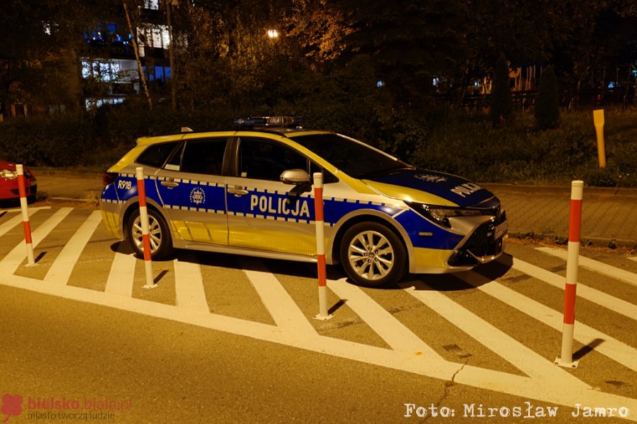 Rozkładające się ciało w mieszkaniu wieżowca. Kilka godzin czekali aż ktoś odbierze zwłoki - foto