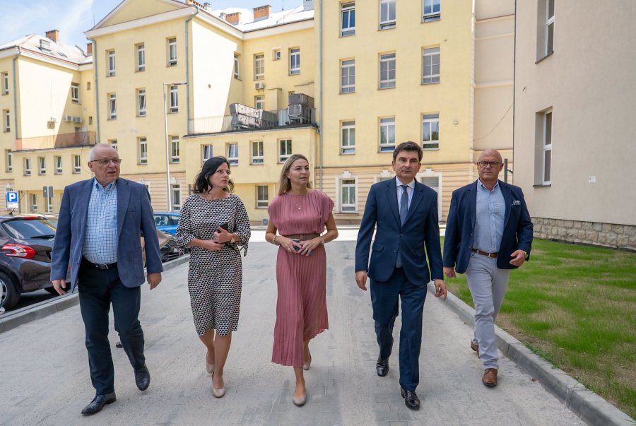 Dawne stajnie na terenie historycznych koszar zyskają nową funkcję? Rozmawiali o tym z wojewodą - foto