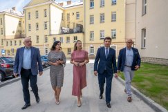 Dawne stajnie na terenie historycznych koszar zyskają nową funkcję? Rozmawiali o tym z wojewodą - foto