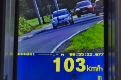 Gnała ponad 100 km/h w terenie zabudowanym. Nieodpowiedzialna kierująca straciła prawo jazdy - foto