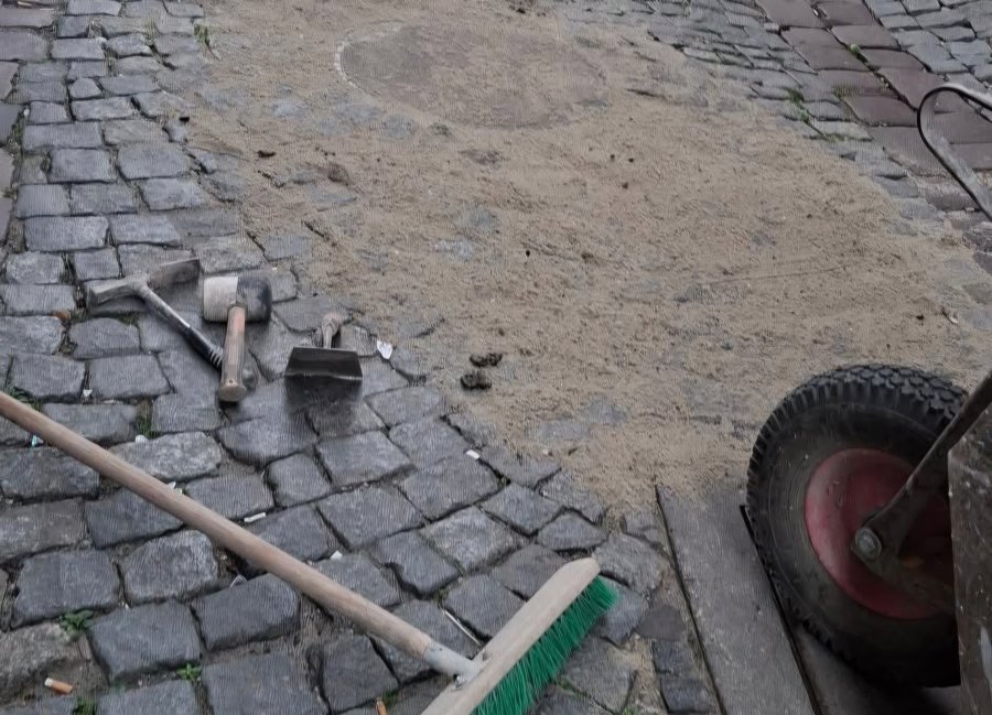 Z taczką i kielnią naprawił nierówny bruk. „A władza niech dalej lata dronami” - foto