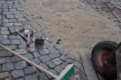Z taczką i kielnią naprawił nierówny bruk. „A władza niech dalej lata dronami” - foto