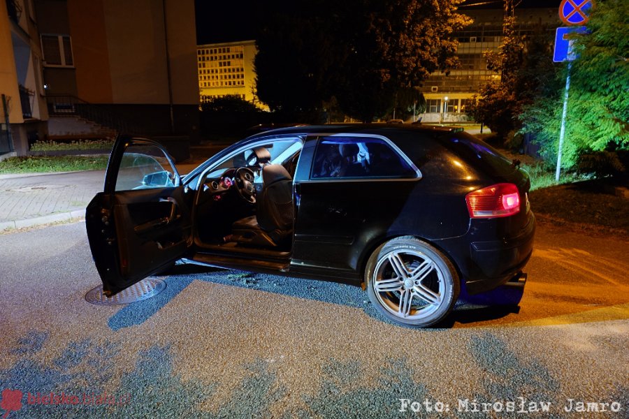 Nocny pościg za kierowcą Audi, który miał narkotyki. Kierowca pod eskortą trafił do szpitala - foto