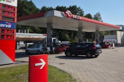 Nalali paliwo do baniaków i uciekali przed policją. Kierowca był pijany, poszukiwany i miał dożywotni zakaz