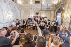 Uczniowie bielskich szkół otrzymali stypendia z rąk prezydenta. „Miasto jest z was dumne” - foto