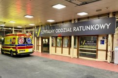 Runął na jezdnię i uderzył głową o asfalt. Jechał bez kasku, wydmuchał ponad półtora promila